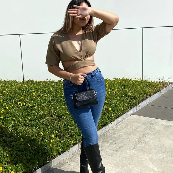 Self-tie V-neck Cropped Top - Picture 3 of 9